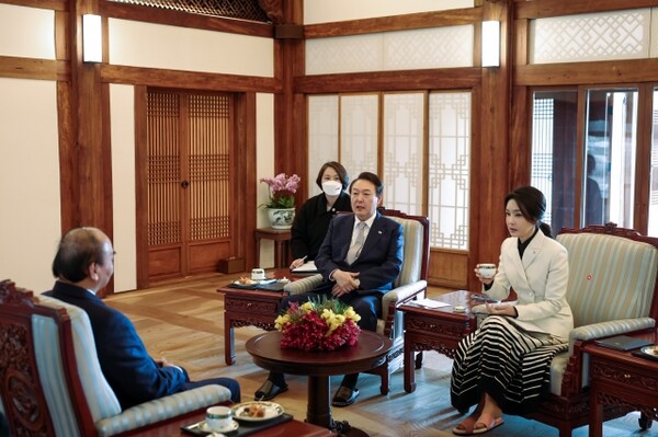 김건희, 슬리퍼에 다리 꼬고 ’논란’ 야당 “외교 자리인데 무례하다”