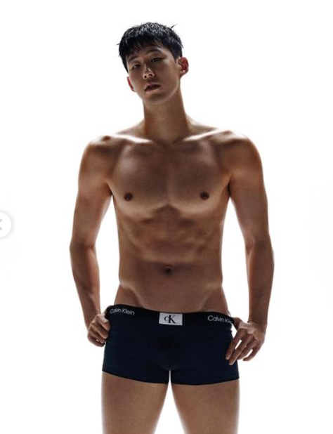 "이거 무료로 봐도 돼?" 손흥민, 팬티 한 장만 입고…