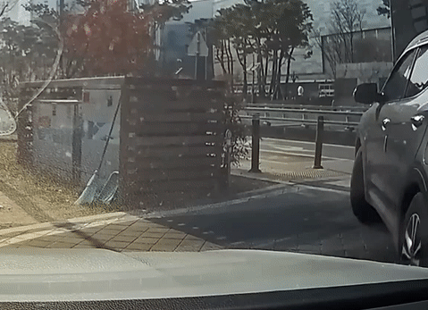 주차비는 내가 냈는데...차단기 열리자 쌩 나가버린 뒤차(영상)