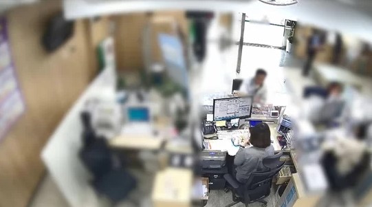 은행에서 보이스피싱범에게 건넬 현금을 찾는 피해자의 부모 (출처 : 충북 경찰서)