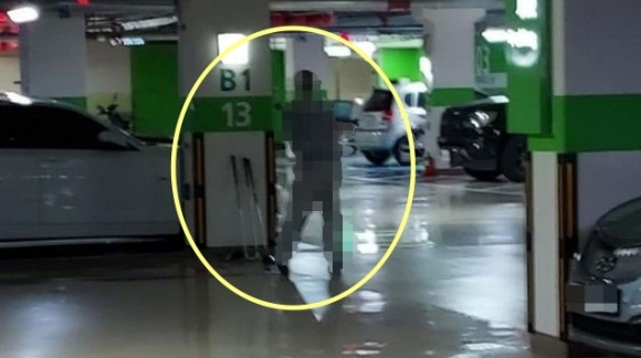 아파트에서 '나이스샷'...지하주차장서 골프 연습하는 민폐 주민에 '분노'