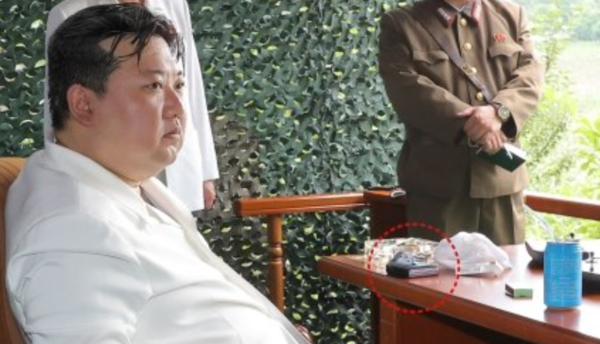 김정은이 사용하는 스마트폰은? "인간적으로 그러지 말자"
