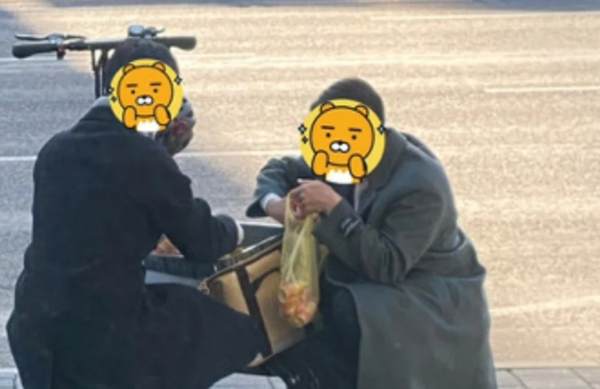 길거리에서 야쿠르트 아줌마 가방 터는 현장 포착, 알고 보니…