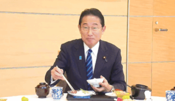 후쿠시마산 회 먹어 본 日 기시다 "씹는 맛 달라"