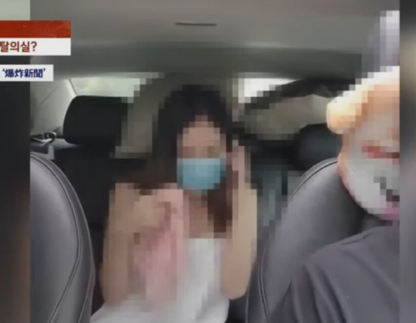 수건 한 장만 걸치고 택시 탄 여성, 무슨 일?