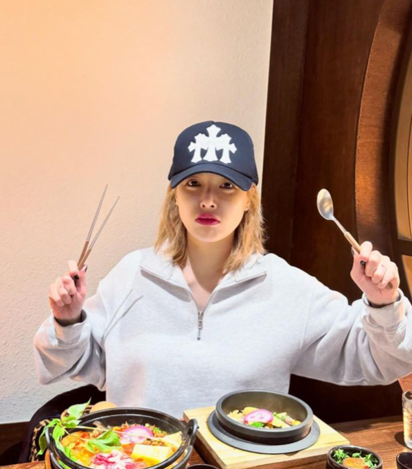현아, 용준형과 본격 럽스타그램? 하트 가득한 일상 